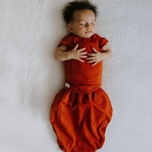 Embé 2-Way Transition Swaddle in Rust